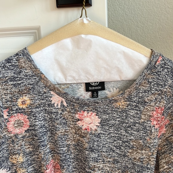 Floral pullover twisted hem shirt - Picture 3 of 4